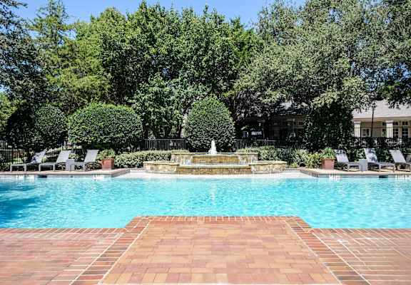 swimming pool with a fountain at Stoneleigh on Spring Creek apartments