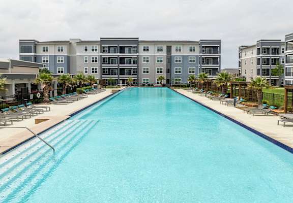 swimming pool at Berkshire Creekside apartments