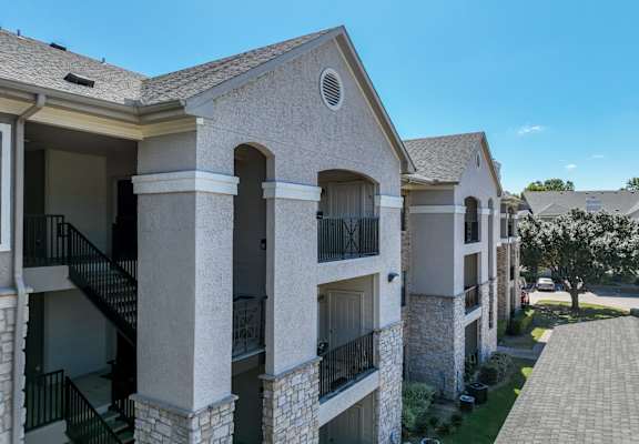 exterior view of Stoneleigh on Spring Creek apartments 5501 Naaman Forest Blvd., Garland, TX 75044