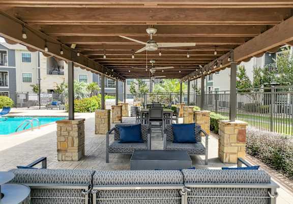 outdoor lounging area at Boardwalk Med Center apartments