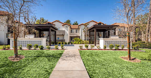 Exterior view BBQ area at Sixteen60 Apartment Homes, San Bernardino, CA