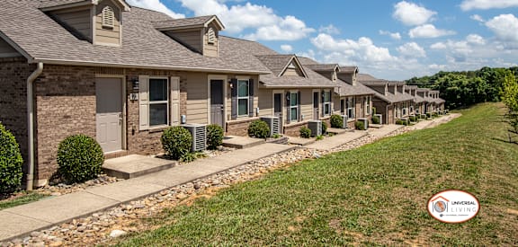 a row of houses in a neighboorhood