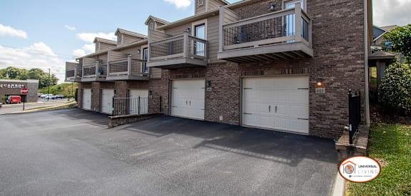 additional photo for property listing at chic digs with room to stretch out in the village 22 car