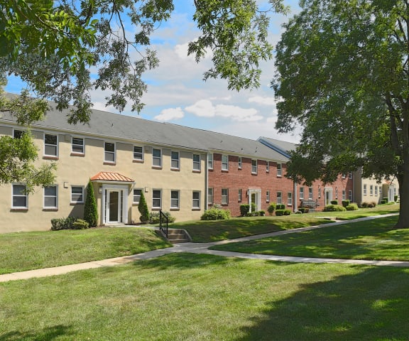 Exterior Landscape at Mount Ridge Apartments, Baltimore, 21228