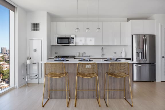 Bright Kitchen at The Apartments at Lincoln Common in Chicago 60614