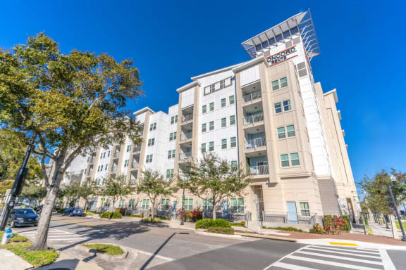 A building with a sign offering $250 off move-in costs for select 3 bedroom apartment homes.