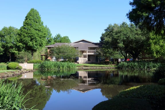 Diamond Lakes lake view.