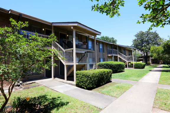 Diamond Lakes exterior.