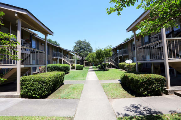 Diamond Lakes exterior.