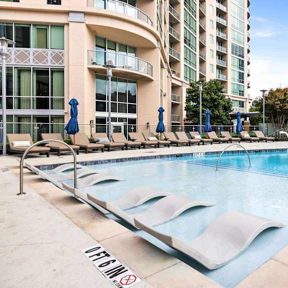 A pool with a no dive sign in front of a building.