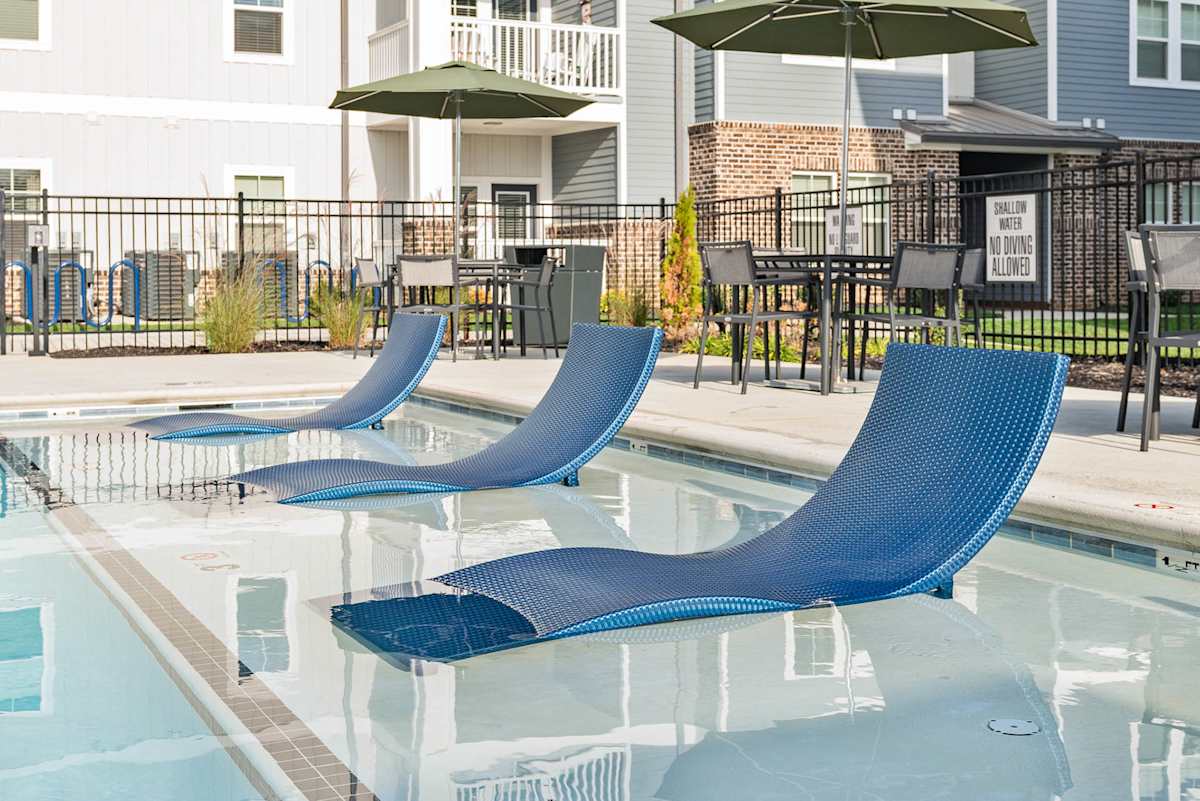 Vintage Hunters Crossing Apartments pool area - Alcoa, TN
