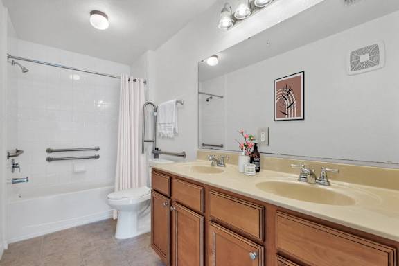 A bathroom with a toilet, sink, and bathtub.