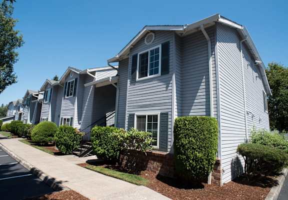 Property Exterior at Alder Crossing Apartments, Portland