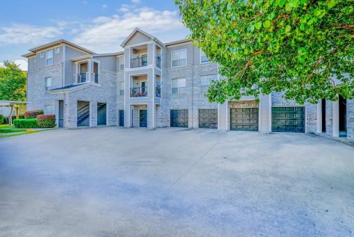 Greyson's Gate Apartments in North Dallas, TX offers 1,2 & 3 bedroom apartment homes. with garages