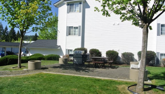 Farr Court Apartments in Spokane Valley, Washington Exterior and BBQ/Picnic Area