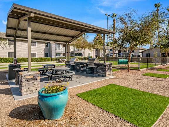 A covered picnic area with a table and chairs at 2900 Lux Apartment Homes, Las Vegas, 89102
