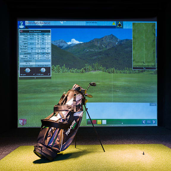 A golf simulation game is being played on a screen.