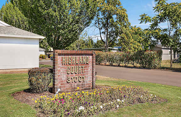 a brick sign with the highland court school written on it