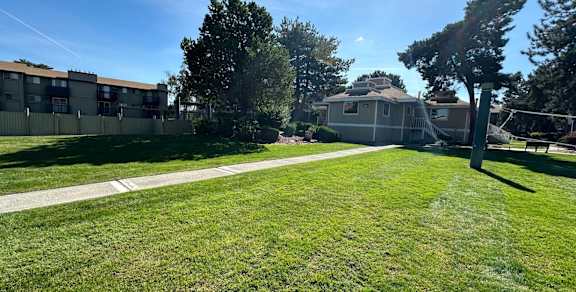 Clearwater Square Apartments in Kennewick, Washington Courtyard