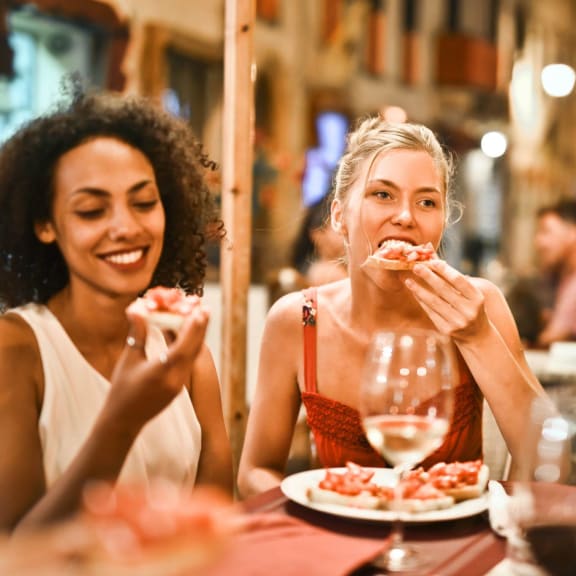 Residents Dining at Sarasota South, Bradenton, FL