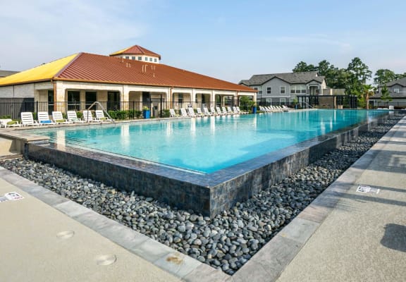 Sparkling Swimming Pool at Berkshire Woodland in Conroe, TX 77384