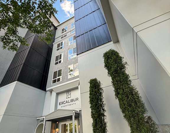 A modern building with a glass facade and a white entrance.