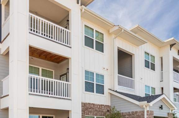 a view of the exterior of an apartment building at Capstone at Banks Crossing, Commerce, 30529