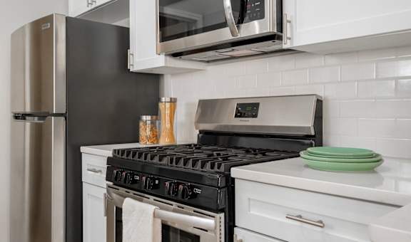 Kensington Grove apartments kitchen with white cabinets and stainless appliances