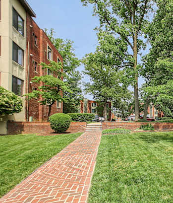 the preserve at ballantyne commons apartments courtyard and resident buildings