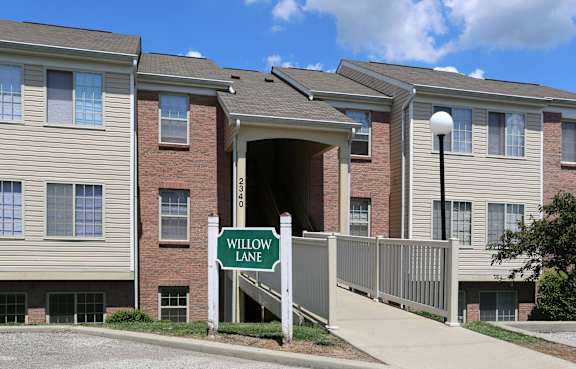 A building with a sign that says Willow Lane.