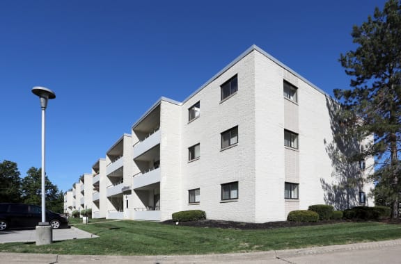 Exterior at Stone Pointe Apartments, Willoughby, OH, 44094