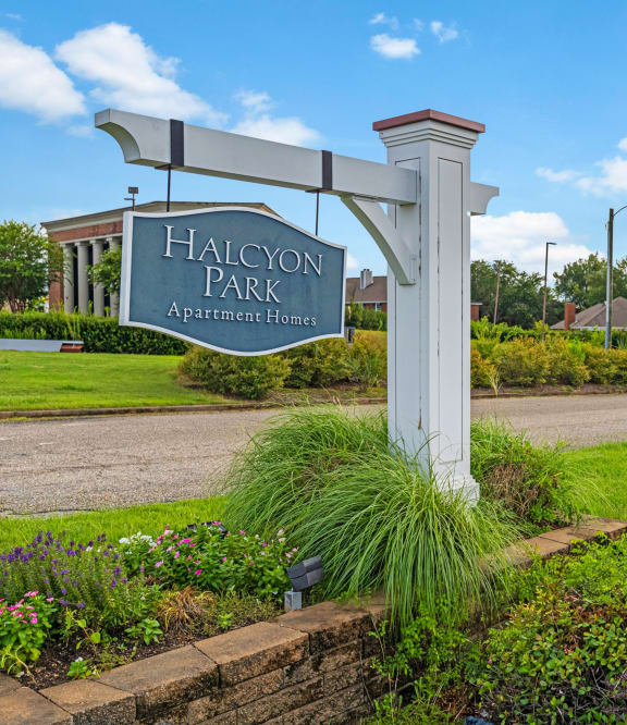 the sign for halcyon park at the entrance of the park