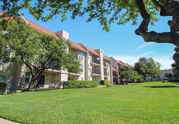 This is a photo of a courtyard and building exterior at Princeton Court Apartments in Dallas, TX