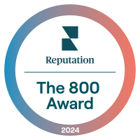 a blue and white circle with the 800 award logo