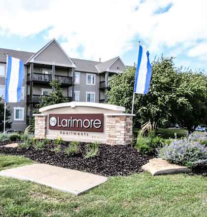 Beautifully Landscaped Grounds at The Larimore Apartments, Omaha