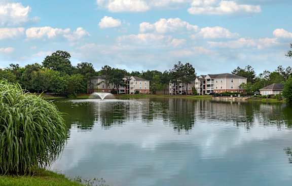 Lake at Southaven Pointe Apartments in Southaven, MS