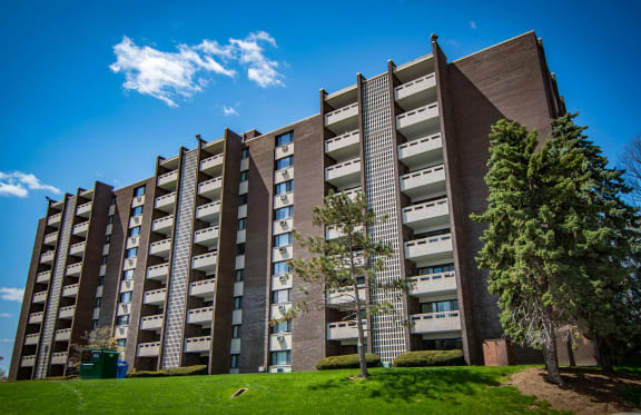 Carriage Park Apartments 400 Camelot Court Back