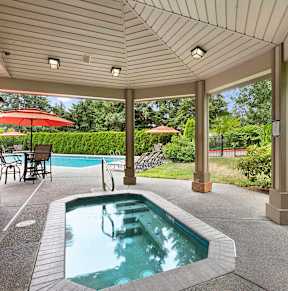 A pool area with a hot tub and a sign that says "SEA RULES".