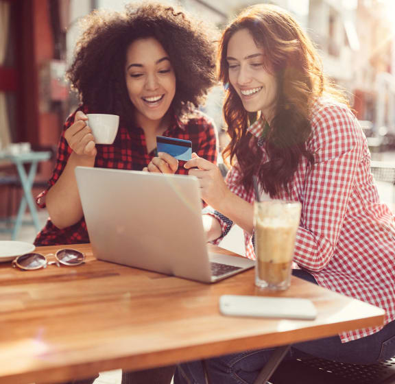 stock image- friends with laptop drinking coffee in café