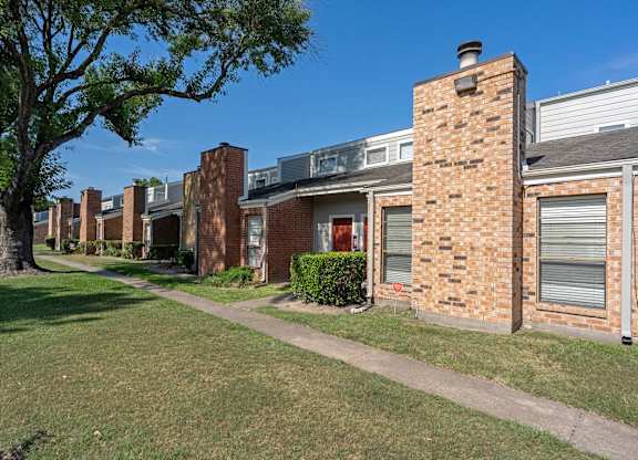Exterior, Patio, Balcony, Courtyard, Landscaping