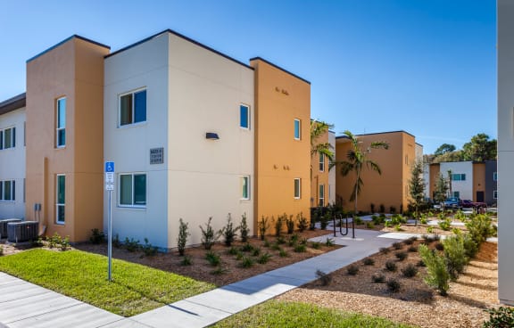 a view of the courtyard at the whispering winds apartments in pearland, tx