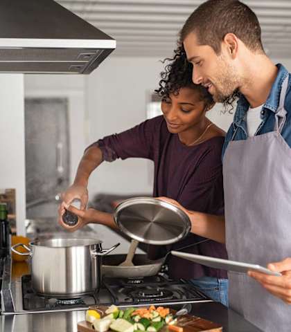 couple cooking at Arcade Apartments, St Louis, MO, 63101