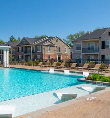 pool with in water lounges at Meridian Park in Collierville, TN 38017