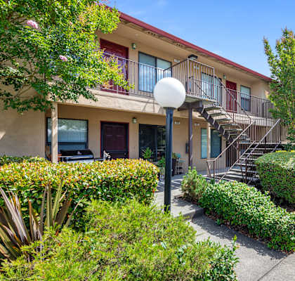 Courtyard at Manor Apartments, Rohnert Park, California
