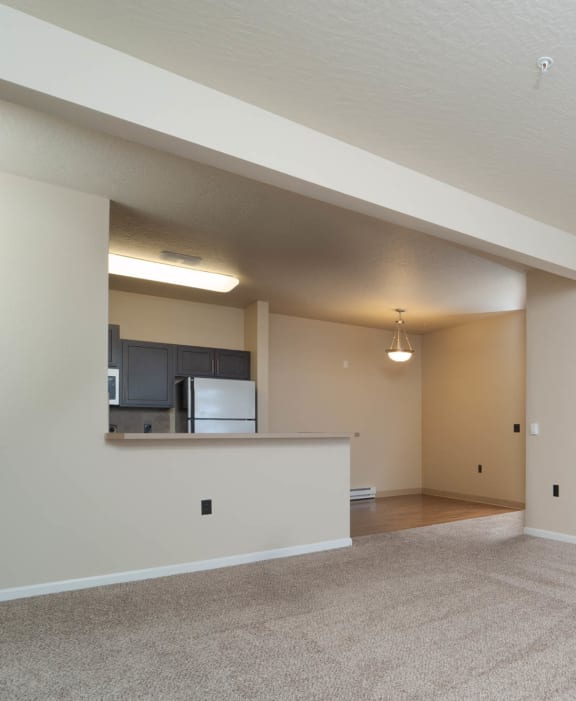 Carpeted Living Room at Quadrangle 2 Apartments, Spokane, 99208