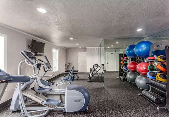 the gym at the shiloh green apartments in kennesaw, ga