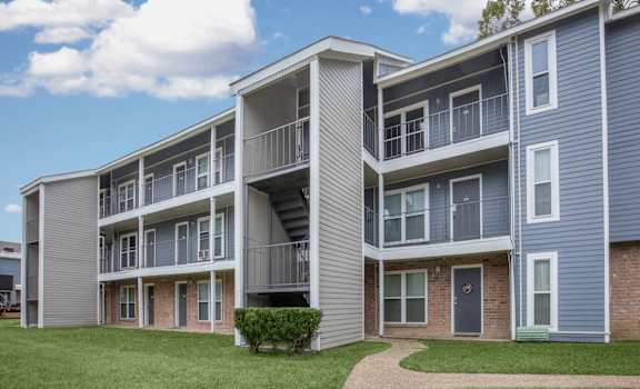 our apartments at the overlook feature a spacious yard and balconies