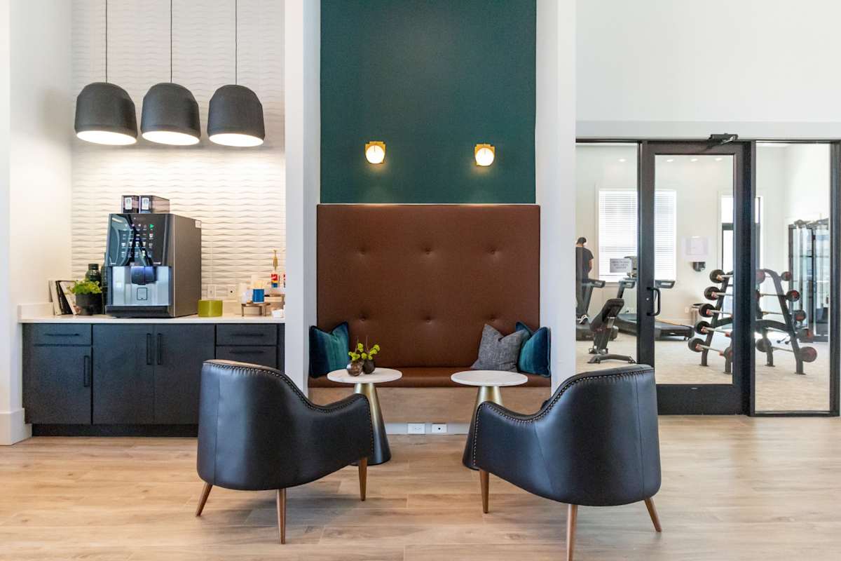 The One at Spartanburg community lounge with dining area - Spartanburg, SC