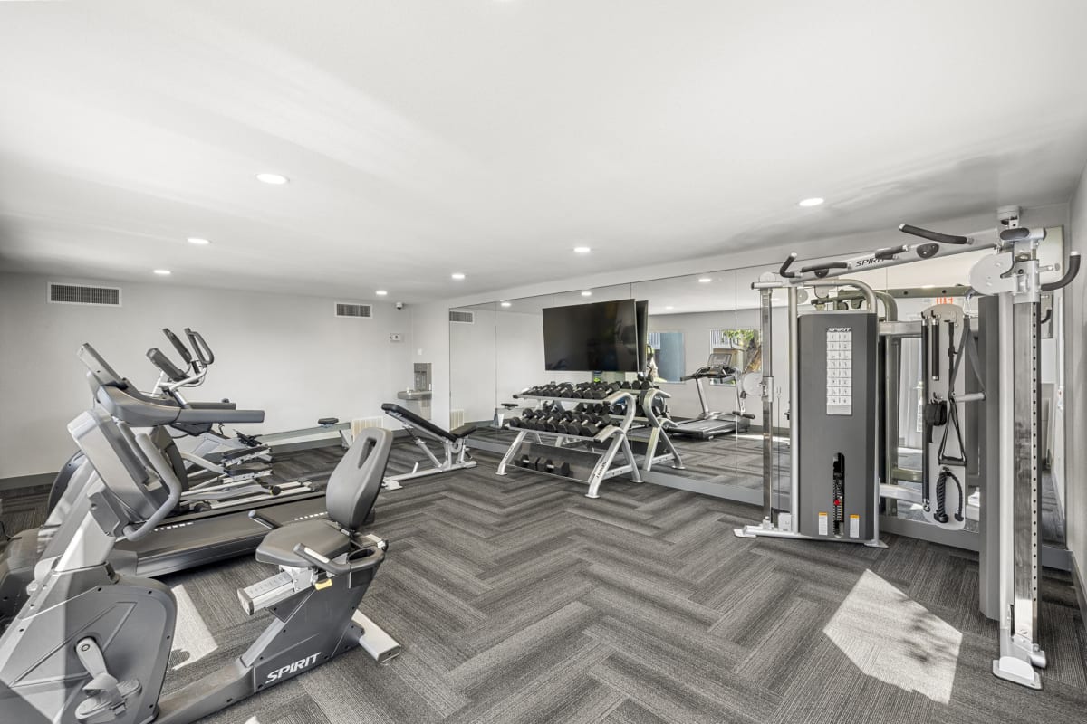 Fitness center at Oakridge Apartments.