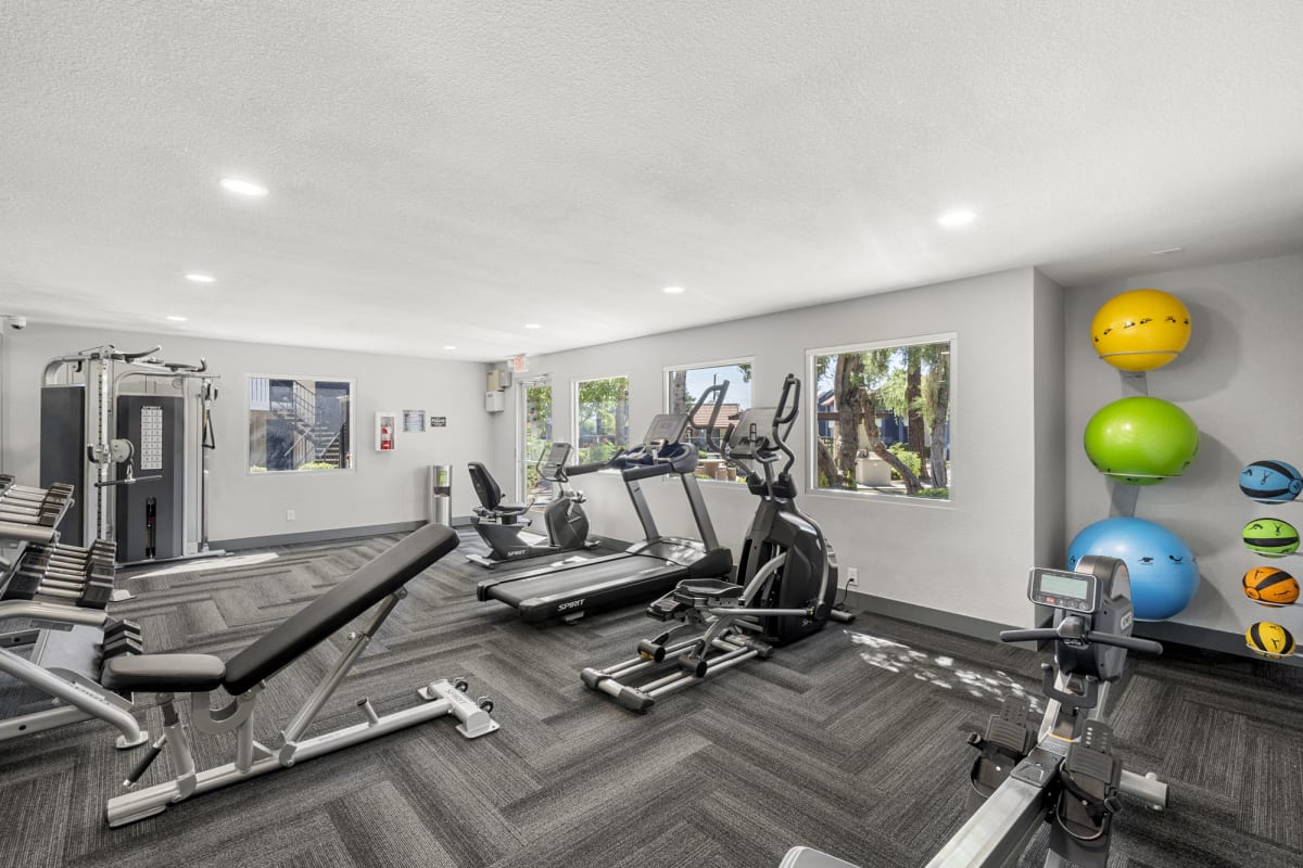 Fitness center at Oakridge Apartments.